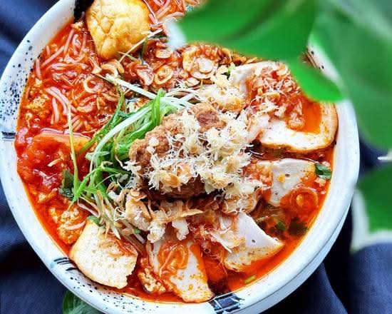S10. Bun Rieu Cua / 番茄螃蟹汤猪肉虾火腿豆腐米粉